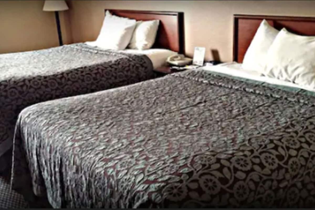 Bộ đồ giường cao cấp, két bảo mật tại phòng, bàn