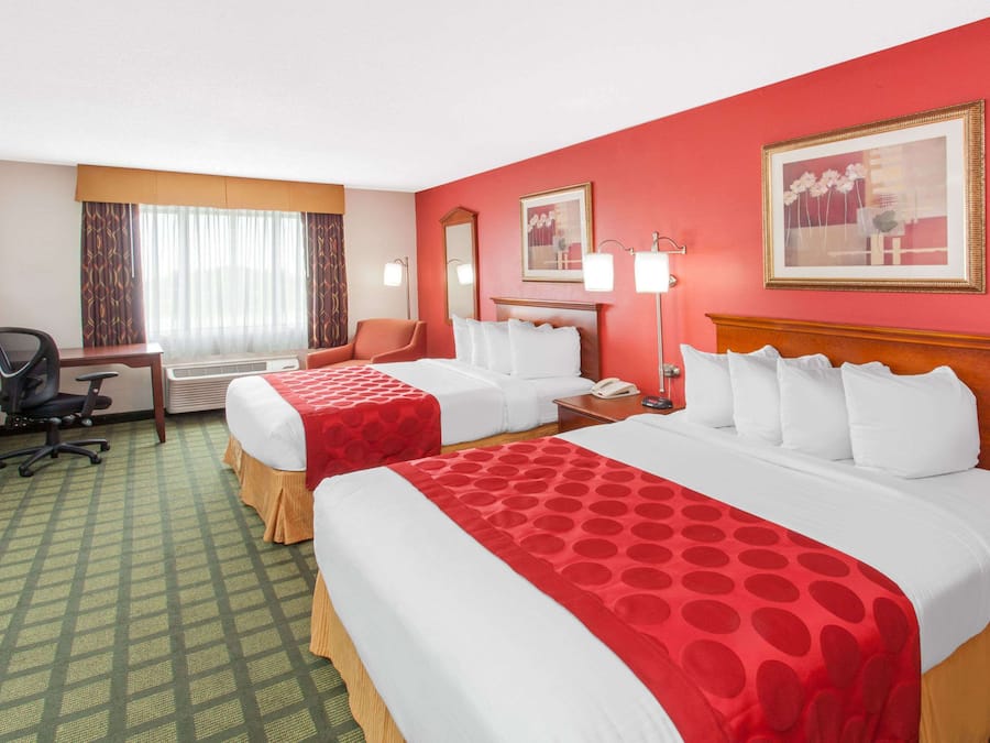 Quarto, 2 camas Queen, para não fumantes | Escrivaninha, espaço de trabalho para notebook