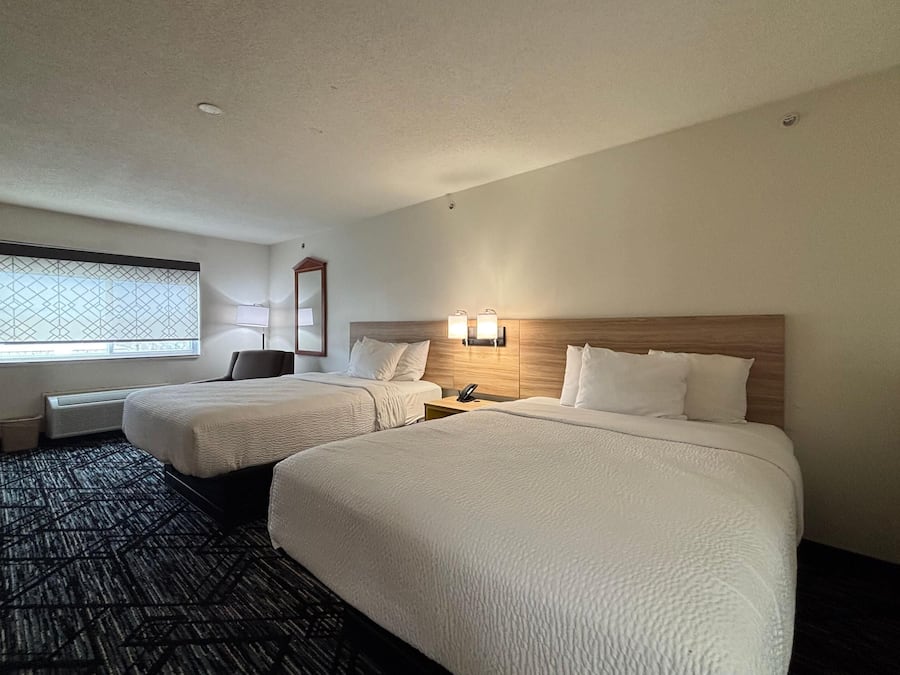 Escritorio y espacio para trabajar con laptop