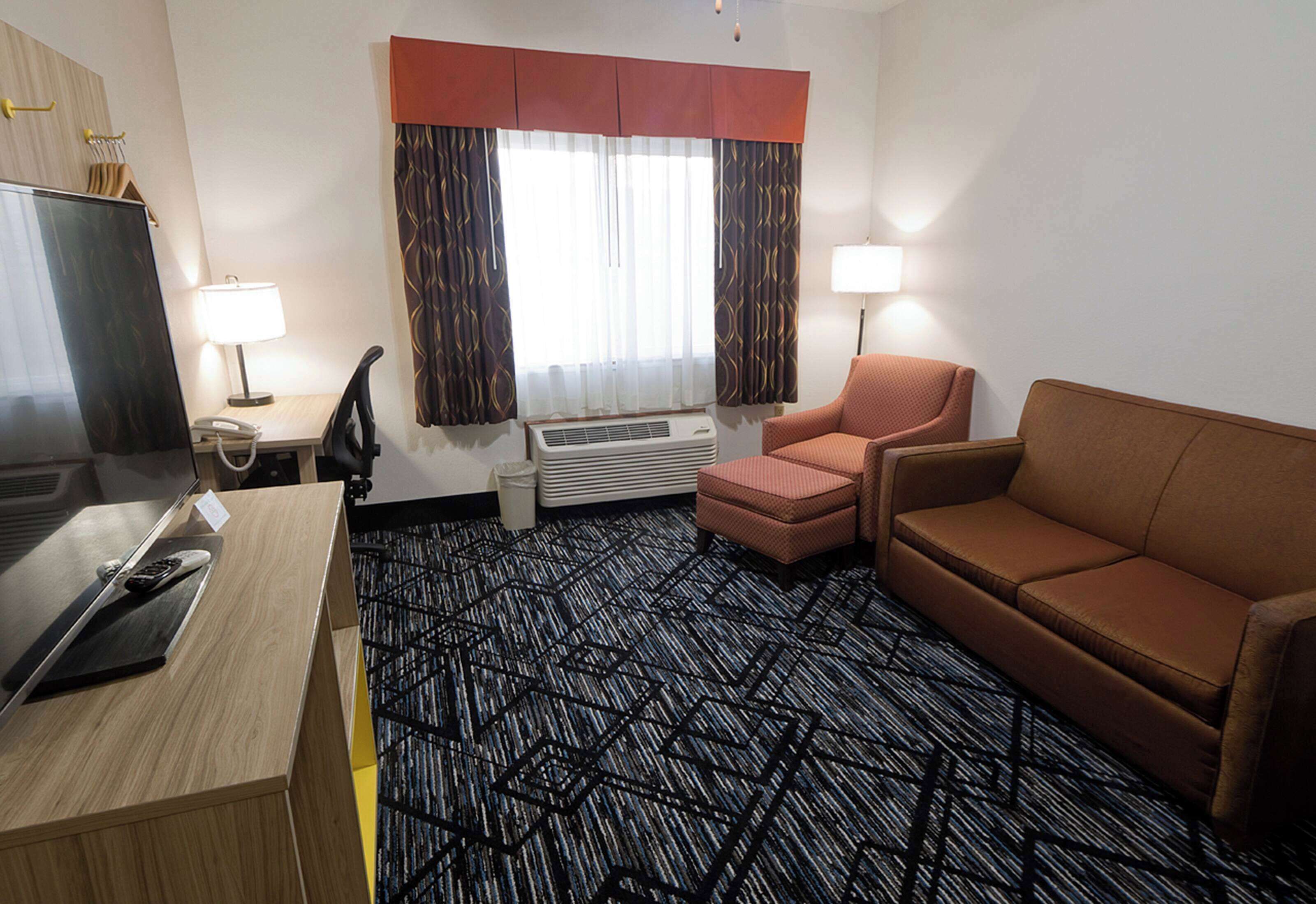 套房, 1 張特大雙人床, 非吸煙房, 按摩浴缸 (One-Bedroom Suite) | 書桌、筆電工作空間、熨斗/熨衣板、免費搖籃/嬰兒床