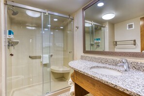 Quarto, 1 cama King, acessível (Roll-in Shower) | Banheiro | Chuveiro/banheira combinados, produtos de toalete grátis