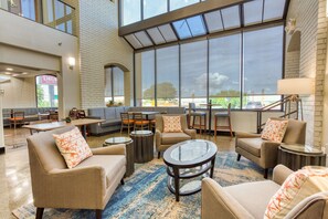 Lobby - Drury Inn & Suites St. Louis Collinsville (Collinsville)