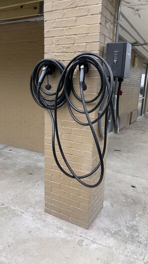 Electric vehicle charging station