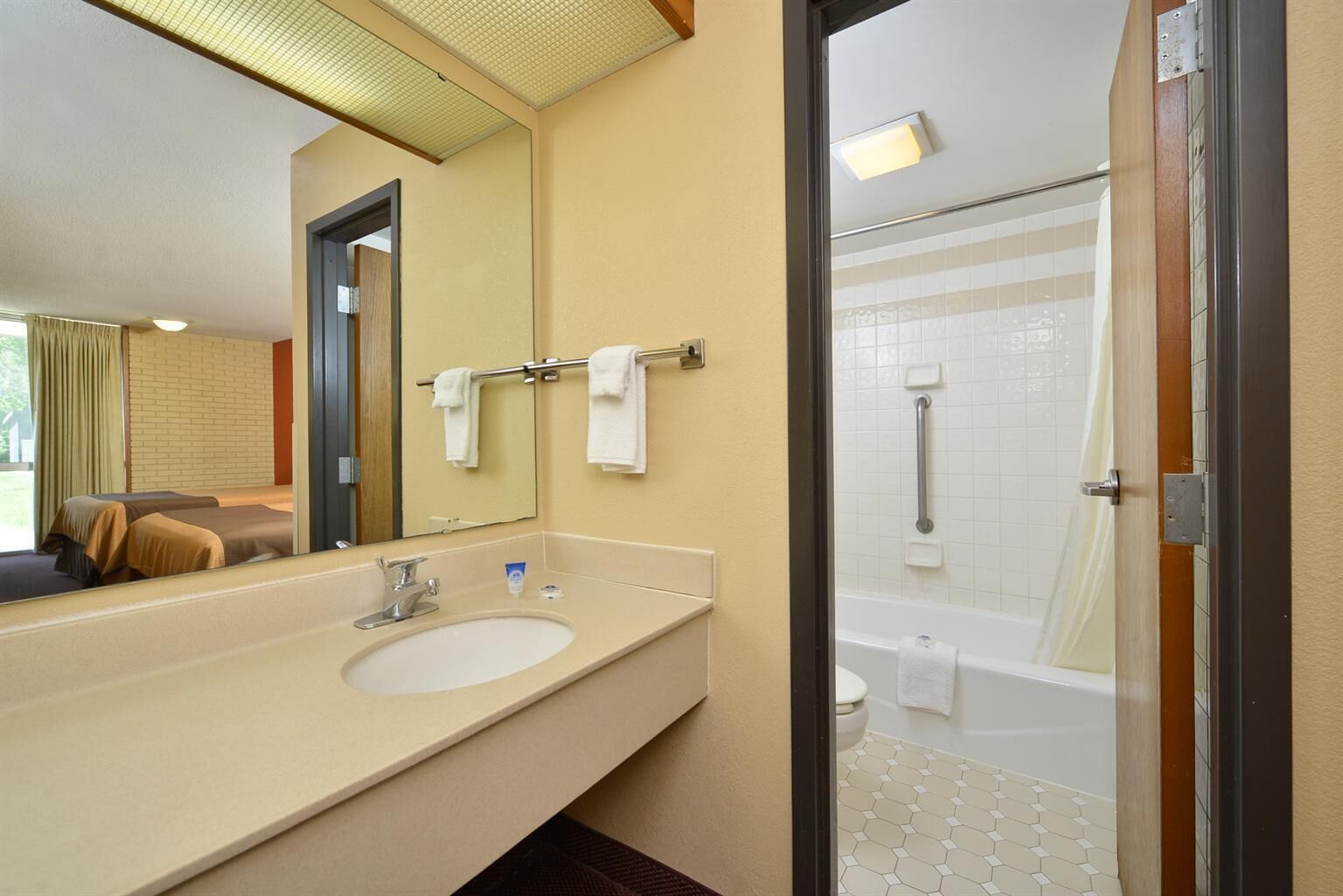 Ducha y bañera combinadas y artículos de higiene personal gratuitos