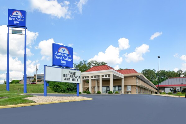 A hotel with a sign indicating free breakfast and WiFi. - Americas Best Value Inn Collinsville St. Louis (Collinsville)