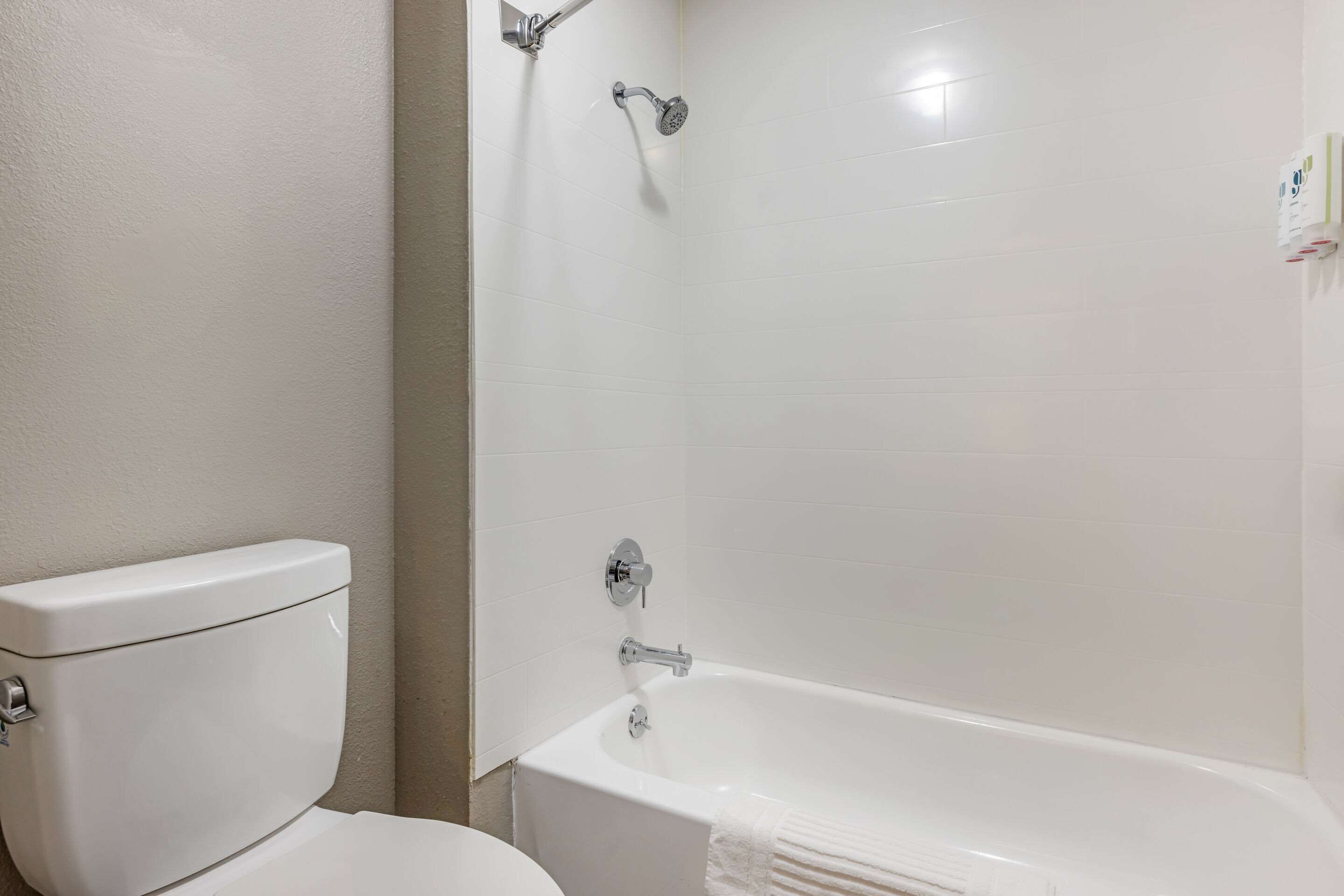 A bathroom with a toilet and a bathtub.