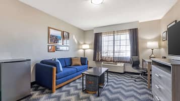 Suite familiar, 1 cama King size y sofá cama, para no fumadores | Área de sala de estar | Televisión de pantalla plana de 40 pulgadas con canales por cable
