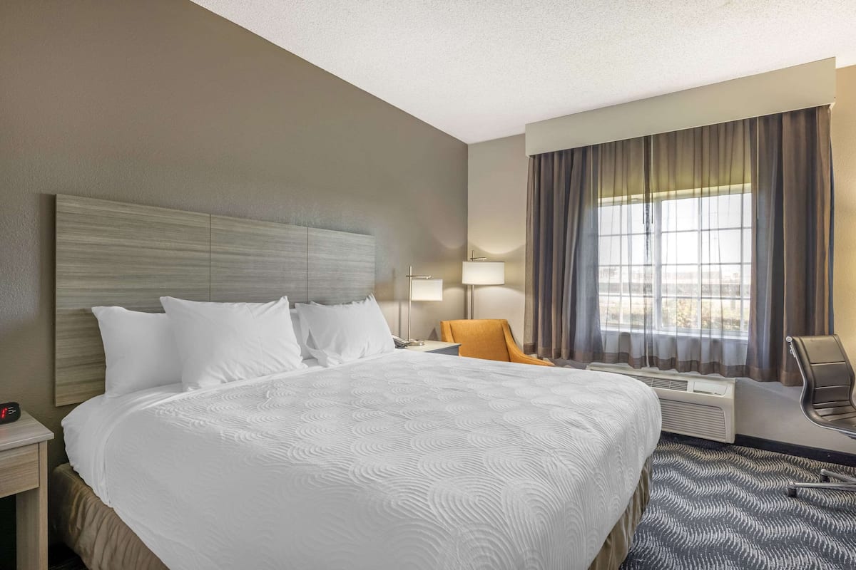Comfort Room, 1 King Bed, Non Smoking (Accessible) | 1 habitación, ropa de cama de alta calidad y camas con pillow-top