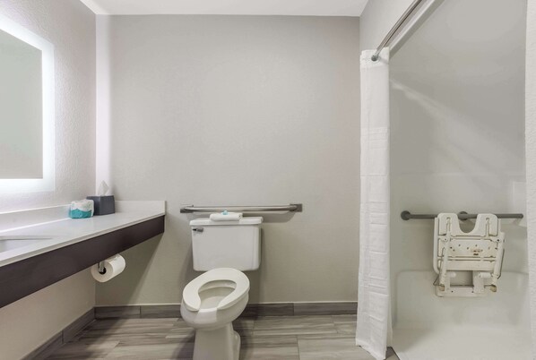 Un baño con inodoro, toallero y cortina de ducha.