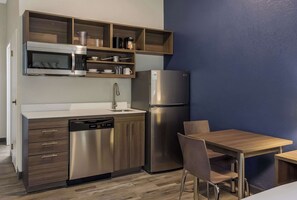 Fridge, microwave, stovetop, dishwasher