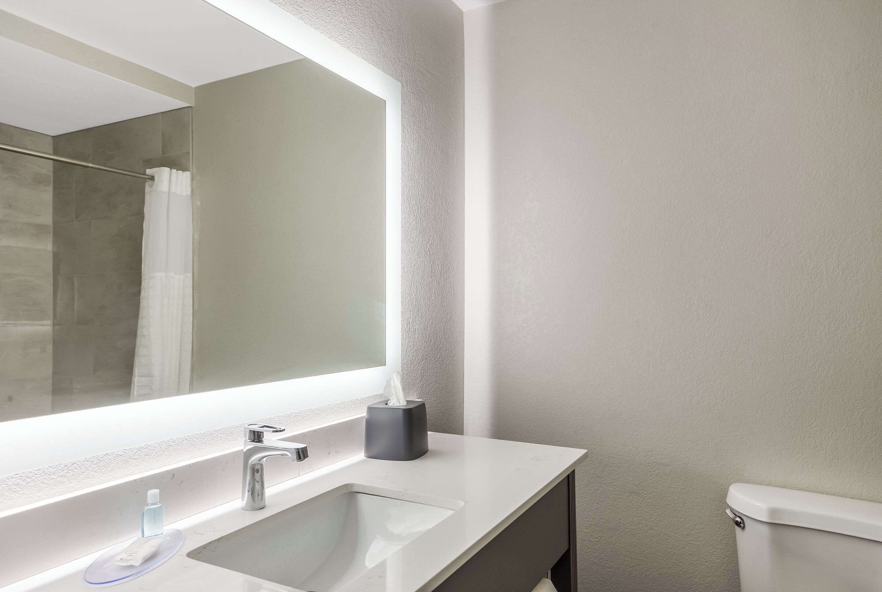 Ducha y bañera combinadas y artículos de higiene personal gratuitos