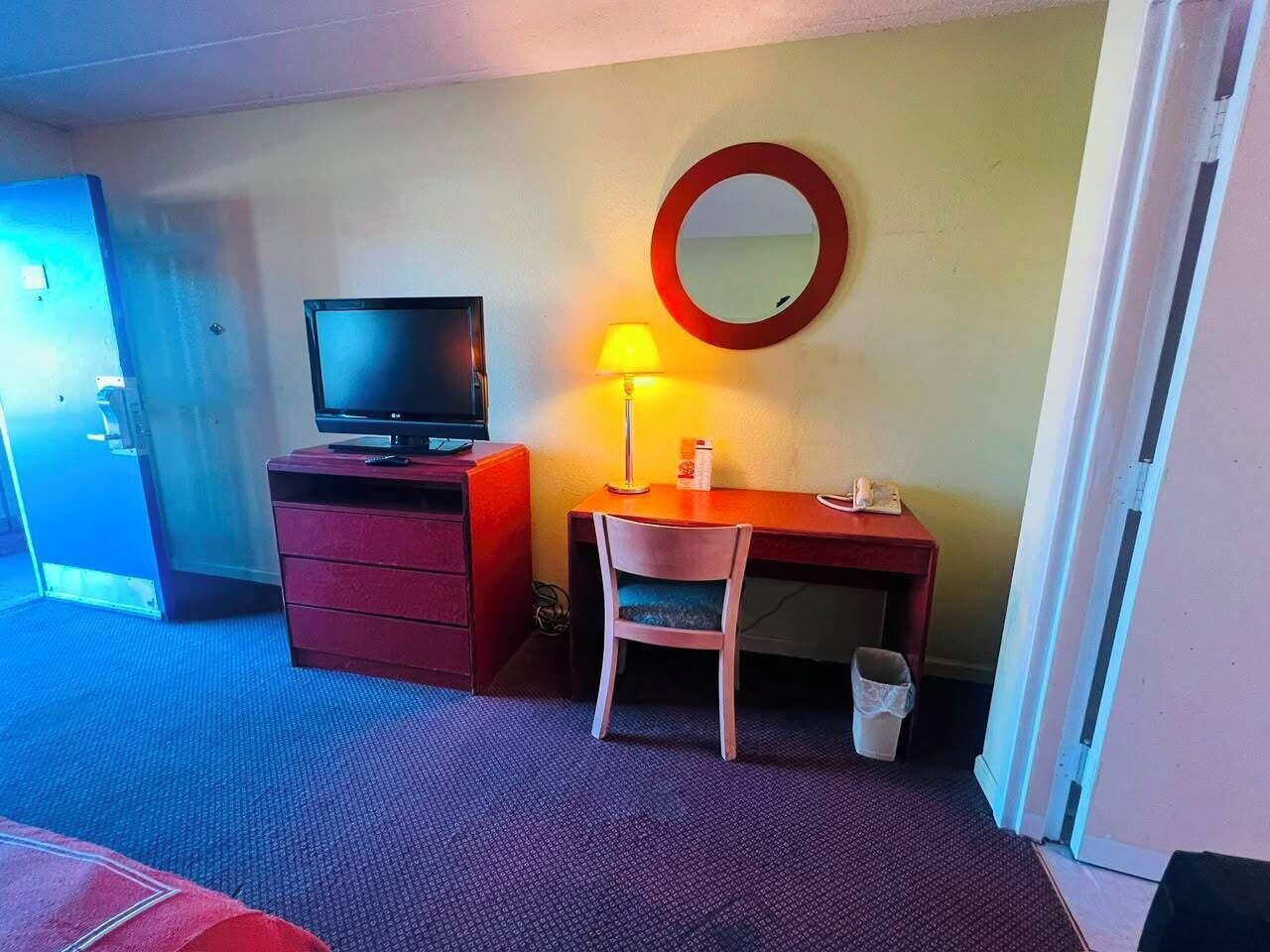 King Bed Non-Smoking | Desk, WiFi (free), alarm clocks, bed sheets