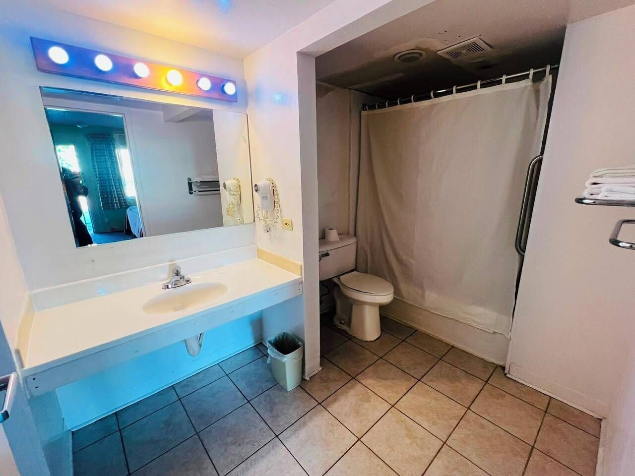 2 Queen Beds Non-Smoking | Bathroom | Free toiletries, towels