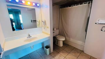 2 Queen Beds Non-Smoking | Bathroom | Free toiletries, towels