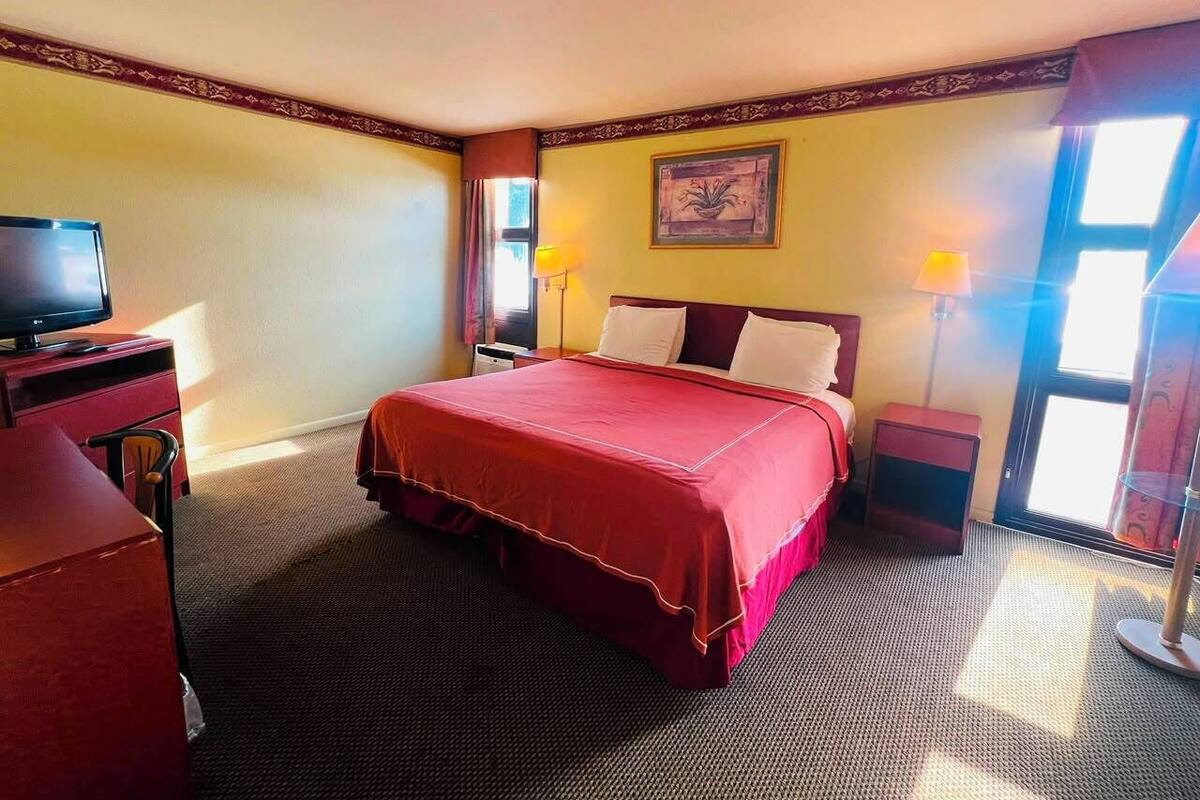 Room, 1 King Bed | Desk, WiFi (free), alarm clocks, bed sheets