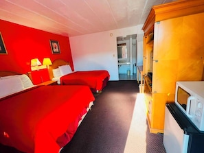 Kamer, 2 queensize bedden | Een bureau, gratis wifi, een wekker, beddengoed