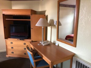 スタンダード ルーム キングベッド 1 台 | デスク、アイロン / アイロン台、WiFi (無料)、ベッドシーツ