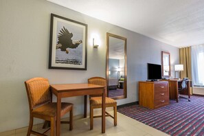 Suite, 1 King-Bett, Nichtraucher | Bügeleisen/Bügelbrett, kostenlose Babybetten, kostenloses WLAN