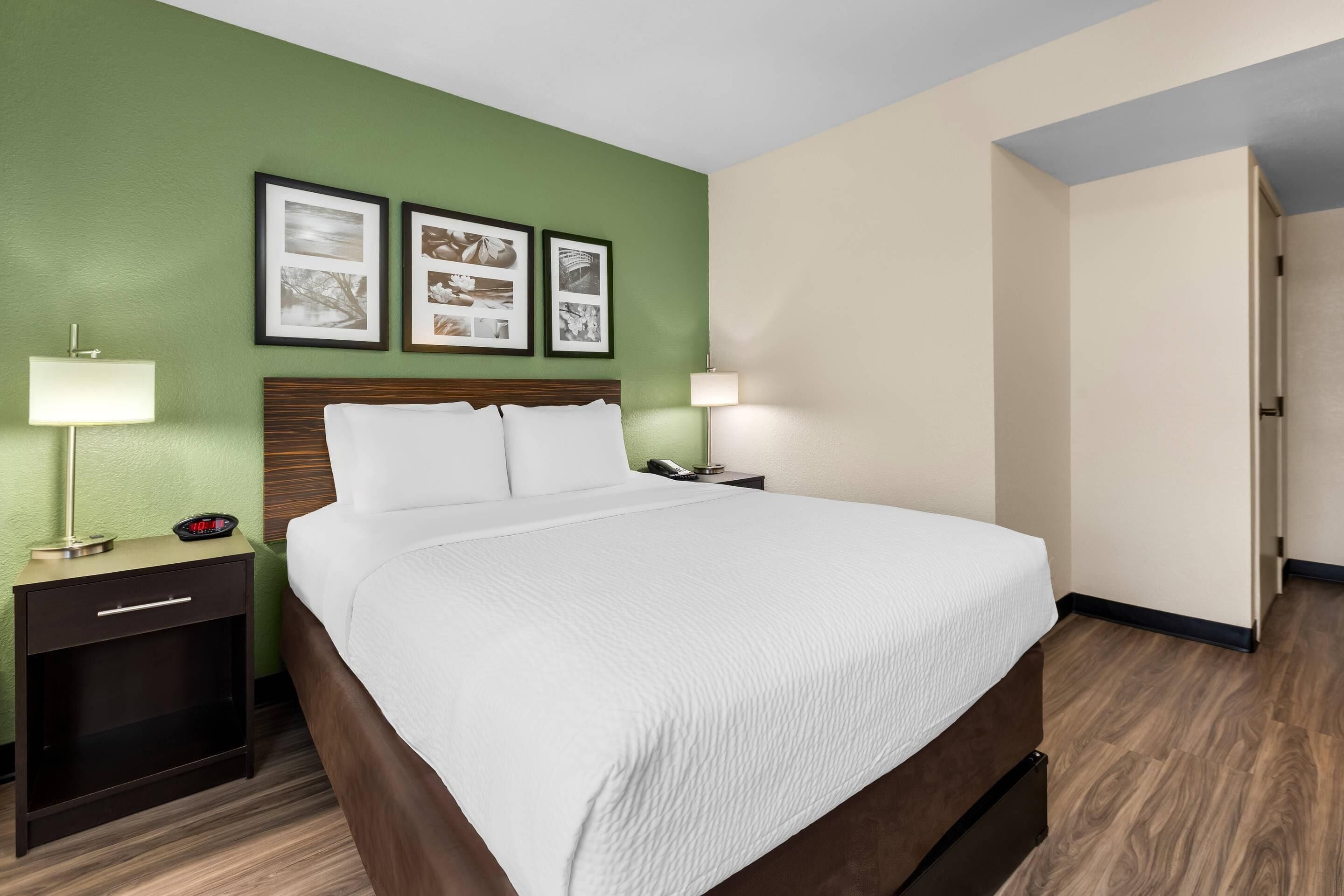 Habitación, 1 cama Queen size, con acceso para personas discapacitadas, para no fumadores | Escritorio, cortinas blackout y tabla de planchar con plancha 