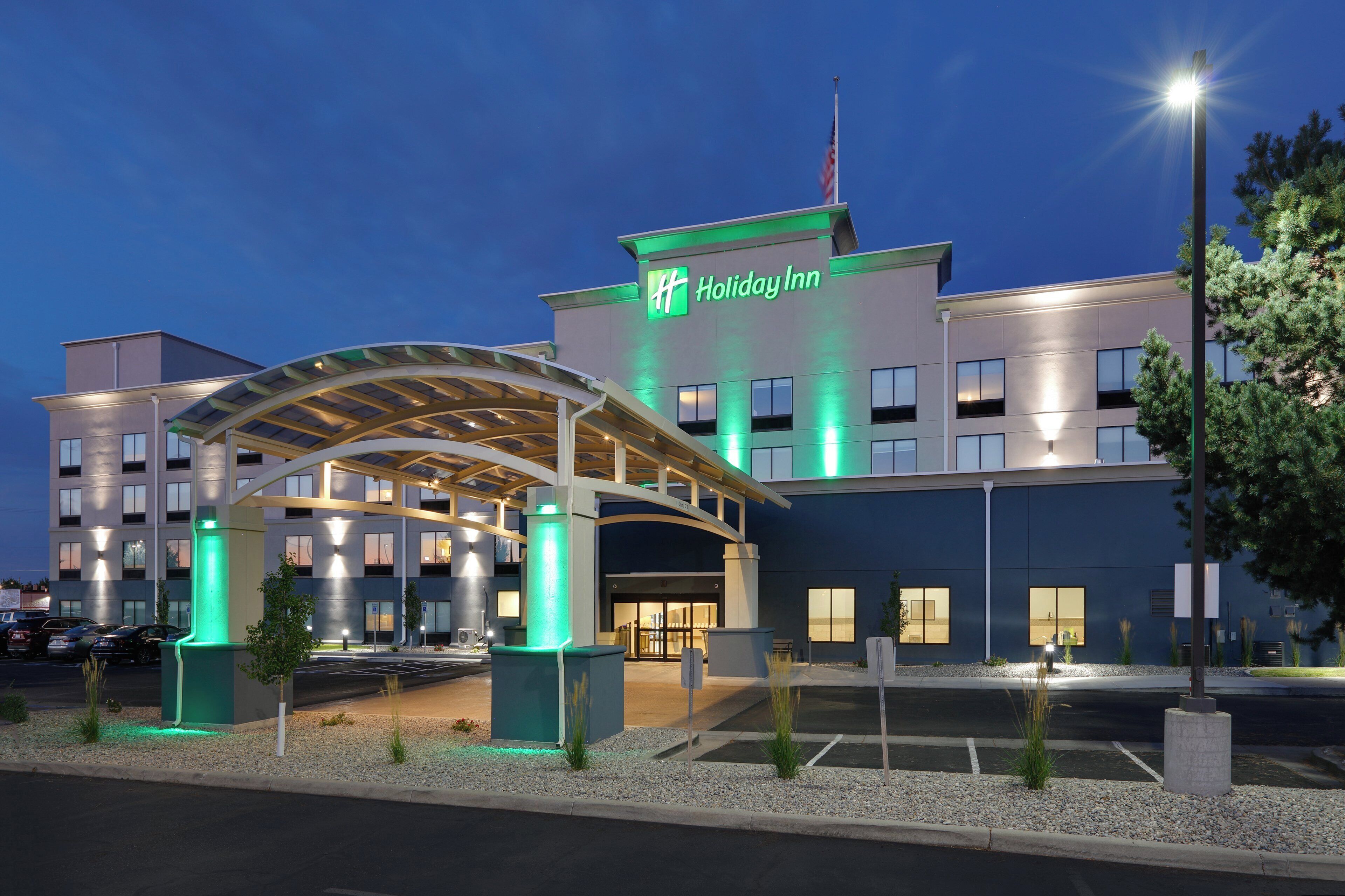 Een Holiday Inn hotel met een overdekte ingang en meerdere verdiepingen.
