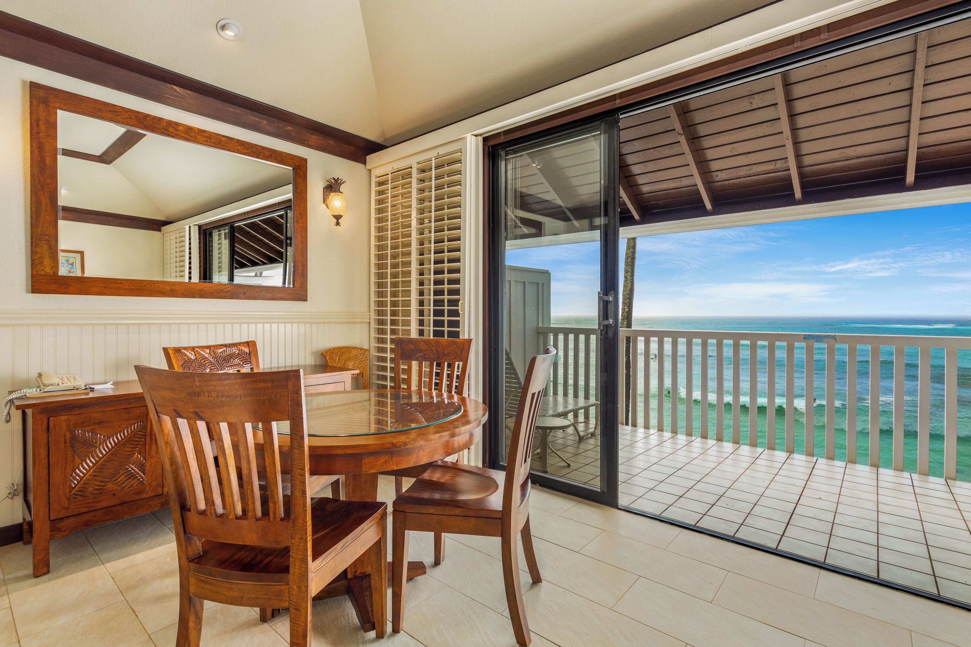 Room, 1 Bedroom, Oceanfront (Unit 195, 1 Bath) | In-room dining