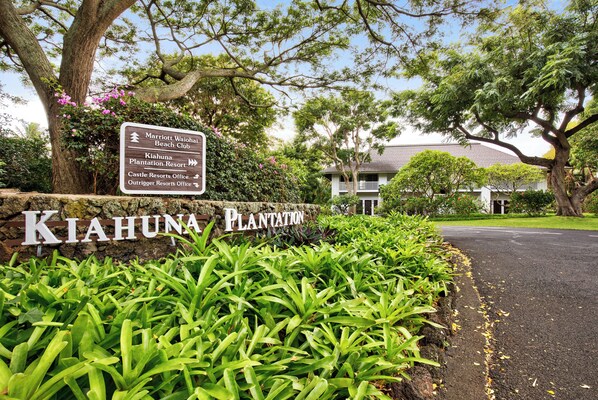 Señal de Kiawah Plantation Resort con un sendero que lleva a un edificio.