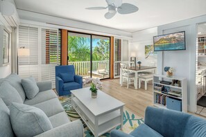 Royal-Apartment, 1 Schlafzimmer, Gartenblick | Wohnbereich | 0-Zoll-Fernseher mit Kabelempfang