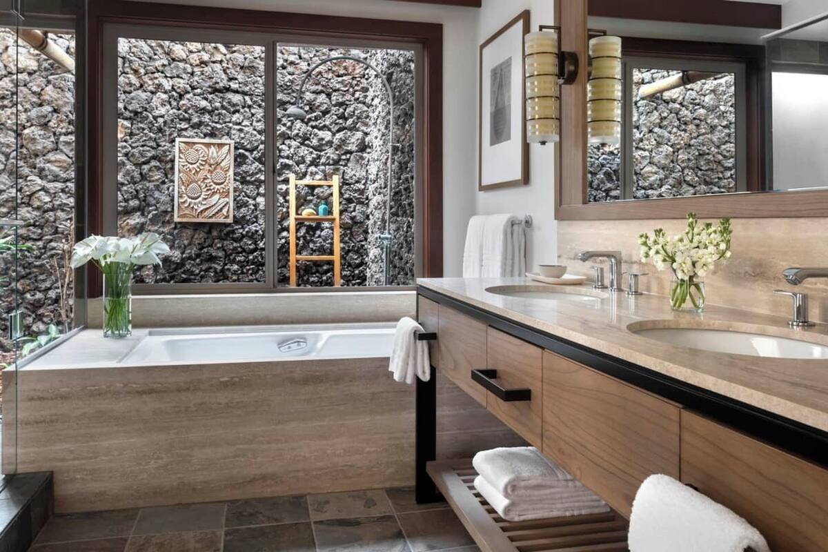 separate bathtub and shower, jetted bath, designer toiletries