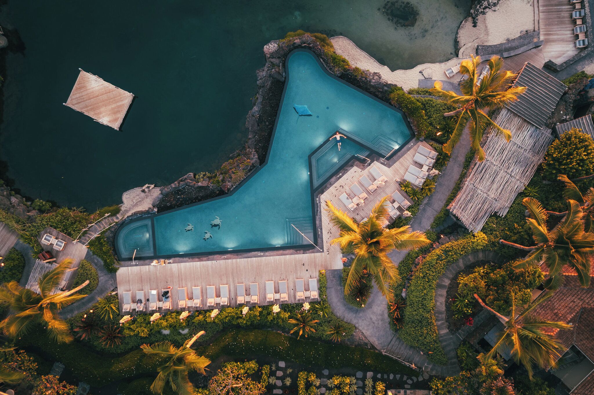 7 室外游泳池，收费帐篷屋，池畔遮阳伞