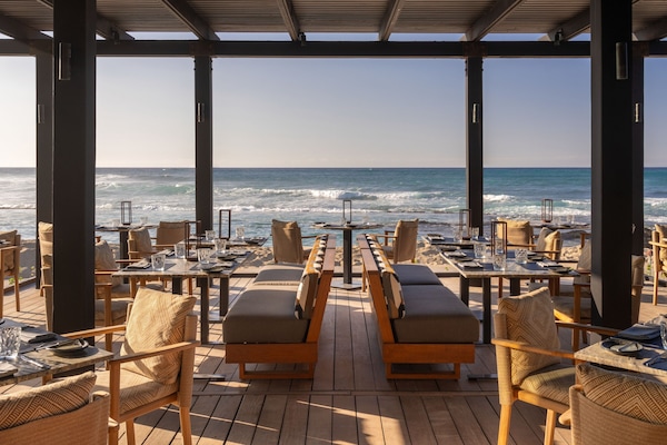 5 restaurants; breakfast, lunch, and dinner served