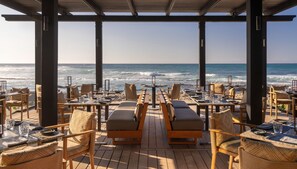 5 restaurantes; se sirven desayunos, comidas y cenas