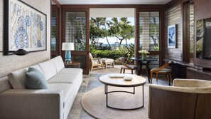 Suite superior, 1 habitación, ducha adaptada, vistas al mar | Ropa de cama de alta calidad, edredones de plumas, minibar y caja fuerte