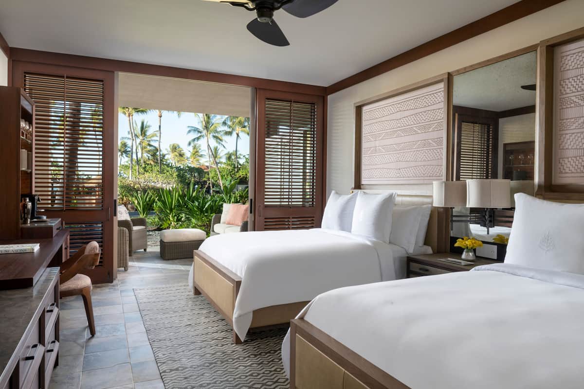 Room, 1 Katil Raja (King) dengan Katil Sofa, Pool View, Poolside | Peralatan tempat tidur premium, gebar bulu kapas, bar mini