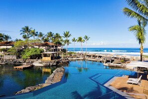 7 piscinas al aire libre, camas de piscina con cargo, sombrillas