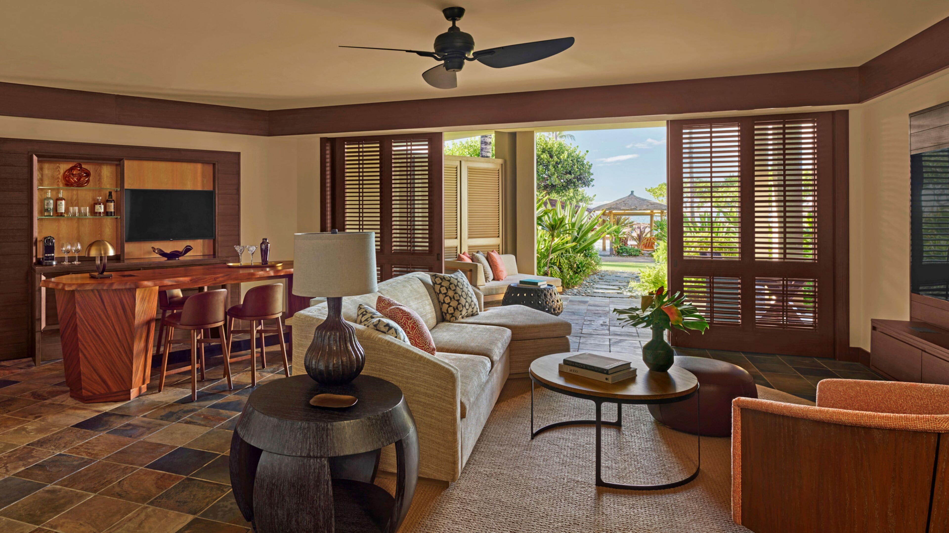 ห้องดีลักซ์สวีท, 1 ห้ องนอน, วิวสวน, ชั้นล่าง (Ohana Family Suite) | เครื่องนอนระดับพรีเมียม, ผ้านวมขนเป็ด, มินิบาร์, ตู้นิรภัยในห้องพัก