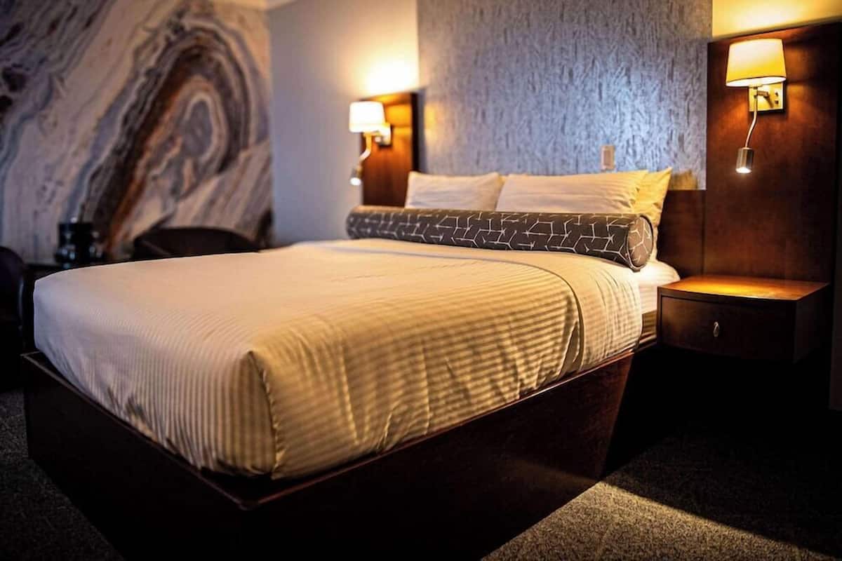 Premium bedding, minibar, desk, iron/ironing board