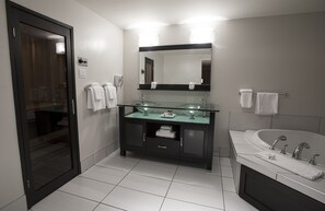 Suite | Badezimmer | Duschwanne, kostenlose Toilettenartikel, Haartrockner, Handtücher