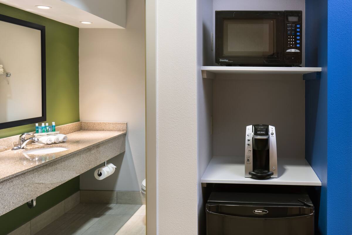 1 bedroom, premium bedding, in-room safe, desk
