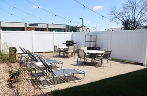 BBQ/picnic Area - Holiday Inn Express Cedar Rapids (Collins Rd) by IHG (Cedar Rapids)