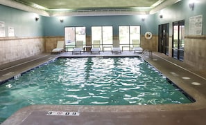 Piscine intérieure, accès possible de 6 h à 23 h, chaises longues