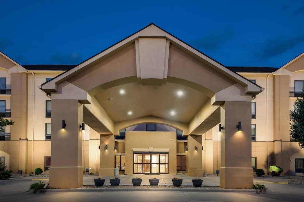 Days Inn & Suites by Wyndham Cedar Rapids
