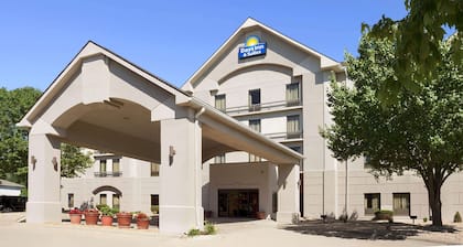 Days Inn & Suites by Wyndham Cedar Rapids