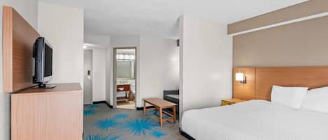Escritorio, cortinas blackout y tabla de planchar con plancha