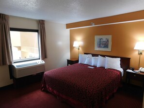 Suite, 1 très grand lit | Bureau, rideaux d’obscurcissement, fer et planche à repasser