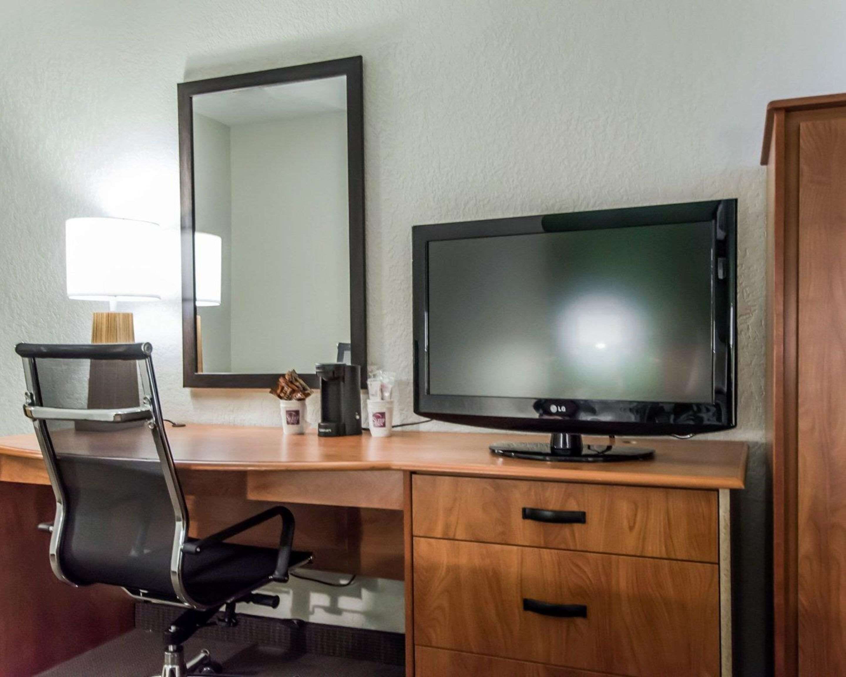 standard room, 1 king bed, non smoking | desk, iron/ironing board, free wifi, bed sheets