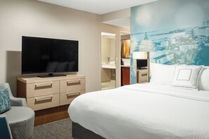 Hochwertige Bettwaren, Schreibtisch, Verdunkelungsvorhänge