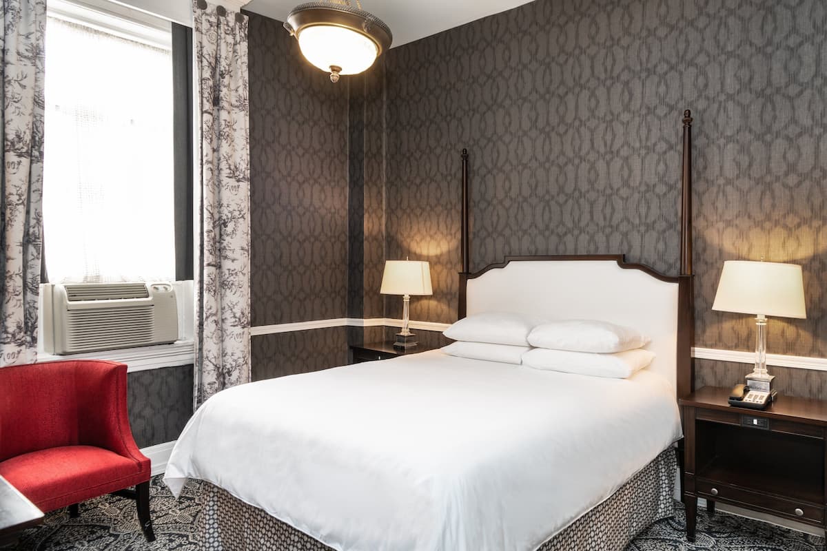 Kamer, 1 queensize bed (Maryland Inn) | Luxe beddengoed, donzen dekbedden, individueel gedecoreerd