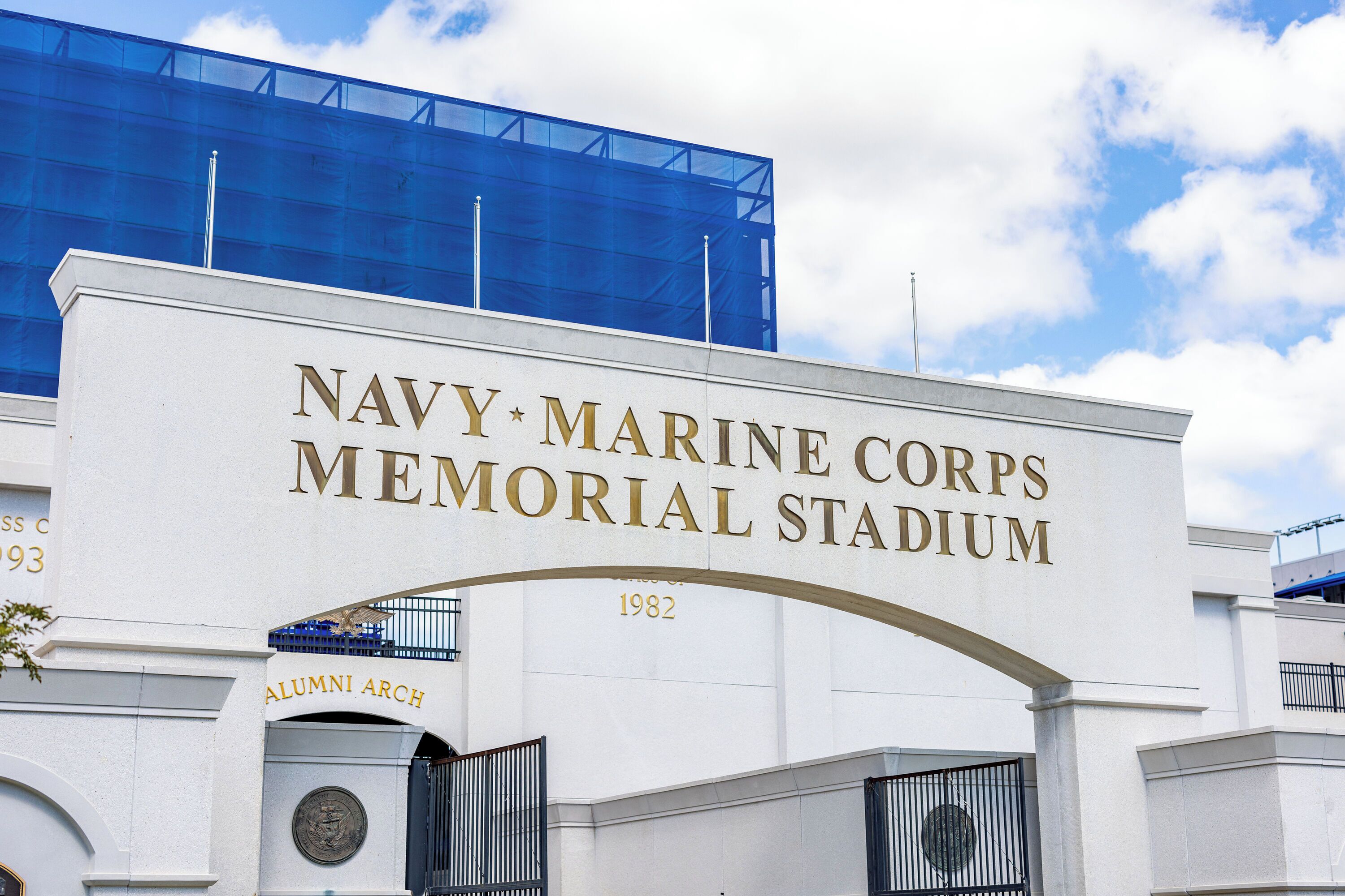 De ingang van het Navy-Marine Corps Memorial Stadium, met de naam duidelijk zichtbaar.