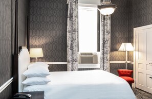 Zimmer, 1 Doppelbett (Maryland Inn) | Hochwertige Bettwaren, Daunenbettdecken, individuell dekoriert