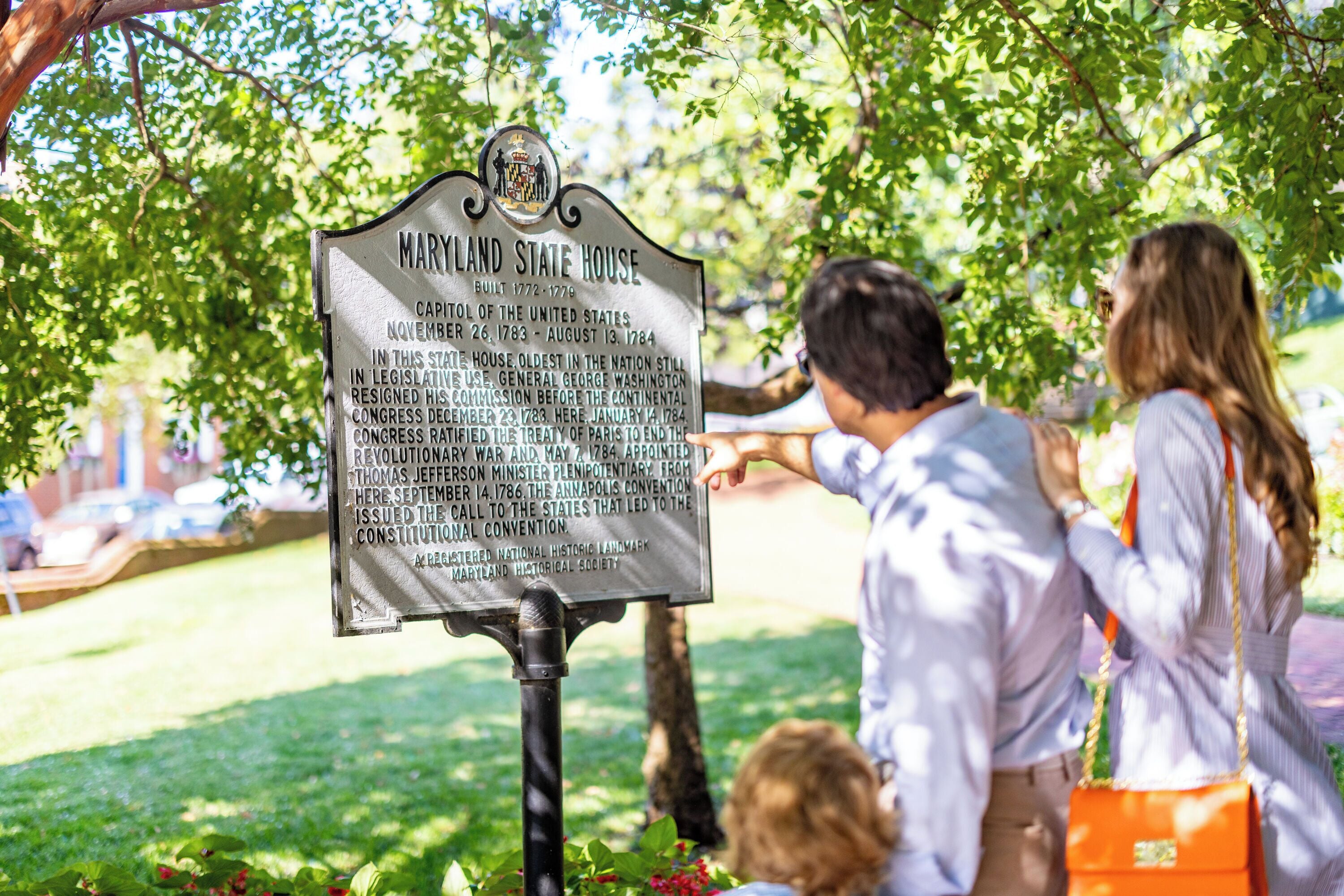 Une plaque commémorative relatant l’histoire du bâtiment du Capitole de l’État du Maryland, notamment les dates de sa construction et les événements importants qui s’y sont déroulés.